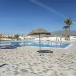 Junto A La Piscina *